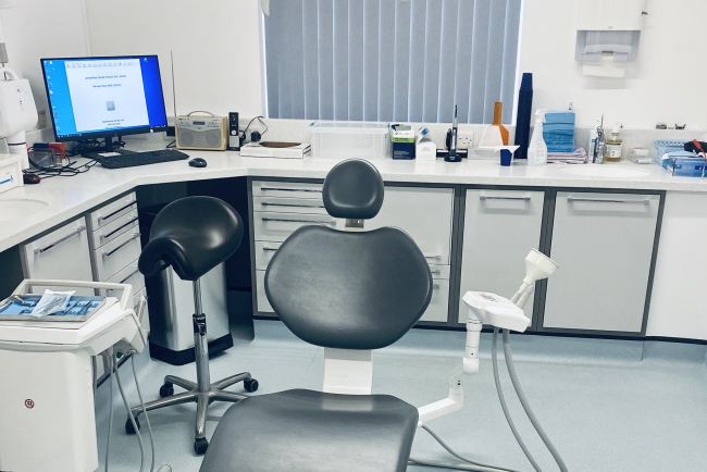 Recently refurbished, the surgery is air-conditioned, fully computerised, using modern digital X-ray technology.